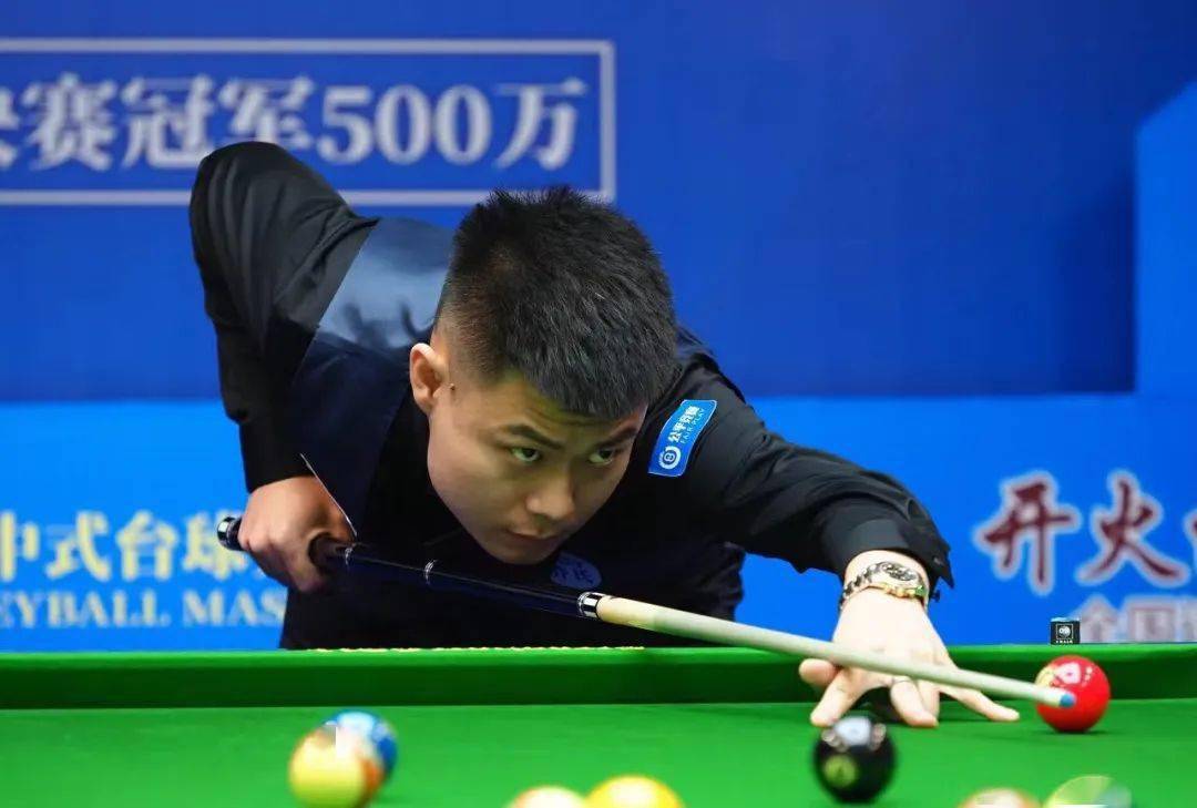 着羽毛球的 着羽毛球的