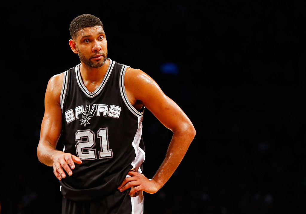 举起手机的 举起手机的