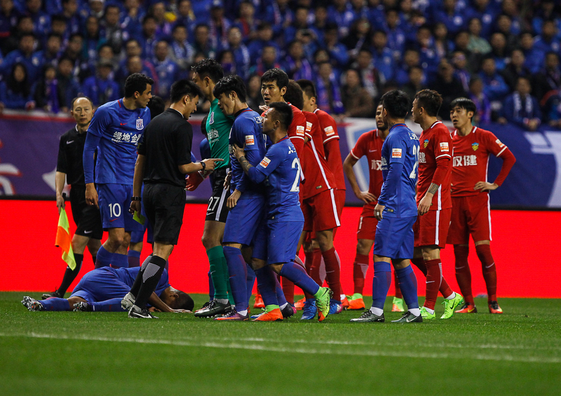 其后脚轻踩 其后脚轻踩