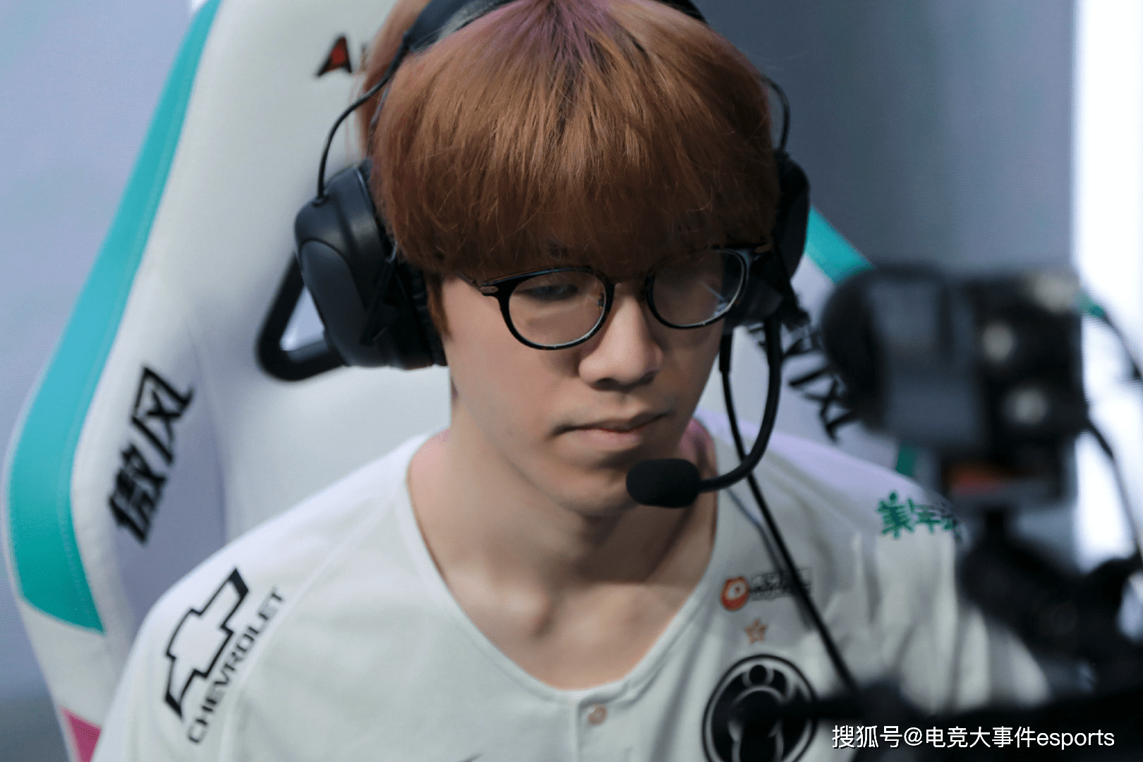 更是